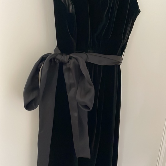 Gap black Velvet sleeveless dress perfect for parties and holidays - Picture 4 of 5